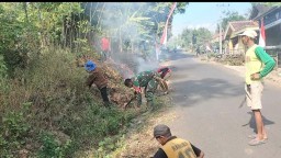 Babinsa Koramil 0810/18 Ngetos Gelar Kerja Bakti Bersama Warga Usai Perayaan HUT ke-80 RI