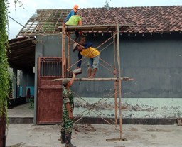 Babinsa Tumbuhkan Rasa Kebersamaan Lewat Gotong Royong Bersama Warga
