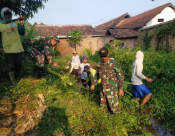 Sambut HUT RI ke-80, Koramil Kertosono Bersama Warga Gelar Kerja Bakti