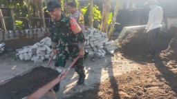 Babinsa Rejoso dan Warga Desa Mlorah Gotong Royong Pasang Paving Jalan