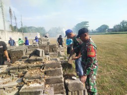 Babinsa bersama masyarakat gotong royong memindahkan batako untuk persiapan memperbaiki rumah warga kurang mampu.