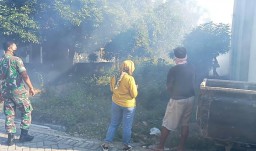 Babinsa Koramil 0810/01 Nganjuk Bersama Bidan Kelurahan Jatirejo Laksanakan Kegiatan Fogging di Wilayah Binaan