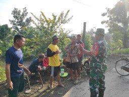 Babinsa Desa Tempuran Koramil 0810/20 Ngluyu melaks Komsos dgn warga Binaannya