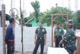 DANDIM 0810/NGANJUK TINJAU PENGERJAAN PROGRAM RTLH DI DESA NGUJUNG, GONDANG