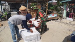 Babinsa Bantu Bangun Rumah Warga, Wujud Nyata Kebersamaan dan Kepedulian