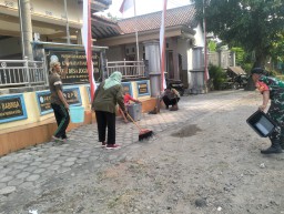 Babinsa Bersama Perangkat Desa dan Warga Gelar Kerja Bakti Bersihkan Rumput Liar di Tepi Jalan