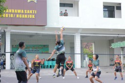 TNI dan Kejaksaan Negeri Nganjuk Gelar Pertandingan Voli Persahabatan, Perkuat Sinergi dan Soliditas Antar-Instansi