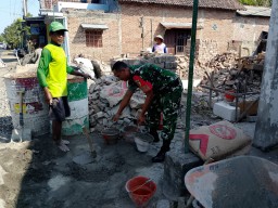 Warga Desa Sugihwaras dan Babinsa Koramil 02/Bagor Gotong Royong Bangun Rumah Warga