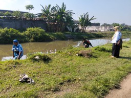 Babinsa dan Dinas Perairan Prambon Bersihkan Aliran Sungai Irigasi di Desa Tegaron
