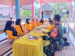 Babinsa Koramil 0810/15 Rejoso Jalin Komsos dengan Bidan Desa dan Kader Posyandu, Perkuat Sinergi Layanan Kesehatan Masyarakat