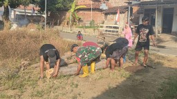 Sambut HUT RI ke-80, Babinsa Koramil 0810/03 Sertu Nur Aji dan Warga Desa Genjeng Gelar Kerja Bakti