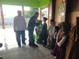 Bati Tuud Koramil 0810/15 Rejoso Hadiri Bakti Sosial Pembagian Sembako kepada Anak Yatim Dalam Rangka Memeriahkan HUT Kemerdekaan RI Ke 80 di Desa Sukorejo