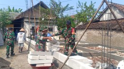 Babinsa Koramil 0810/15 Rejoso Bantu Pembangunan Rumah Warga, Wujud Nyata Manunggal TNI–Rakyat