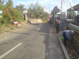 Babinsa Desa Klodan Bantu Kerja Bakti Bersama Perangkat Desa Menyambut HUT ke-80 RI