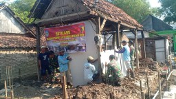 Babinsa Koramil 0810/15 Rejoso Bantu Rehab Rumah Warga Binaan Lewat Program Rutilahu