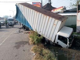 Bus Mira Tabrak Truk Box Parkir dan Terjun ke Sungai, Tiga Penumpang Luka