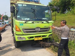 Satu Tewas, Satu Luka dalam Kecelakaan Motor vs Truk Tronton di Jombang