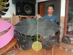 Permintaan Meledak, Perajin Layangan Asal Jombang Raup Untung Musiman