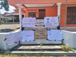 Aksi Protes Berlanjut, Warga Tempel Poster di Kantor Desa Dadapan Usai Geruduk Kejari Nganjuk, Camat Ngronggot : Apakah tidak salah?