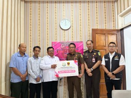Kembalikan Kerugian Negara Ratusan Juta, Kejaksaan Nganjuk Serahkan Uang Korupsi Dana Desa ke Kas Desa Banarankulon