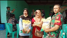 TNI Turun Tangan, Koramil Baron Gelar Pangan Murah, 2 Ton Beras SPHP Ludes Diserbu Warga