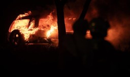 Jakarta Memanas Dua Bus Polisi Dibakar, Markas Dijarah, Jalan Kramat Jadi Lumbung Api