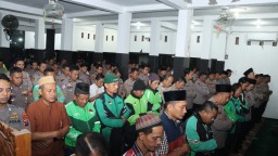 Salat Gaib dan Doa Bersama Puluhan Ojol dan Polisi di Nganjuk untuk Affan Kurniawan