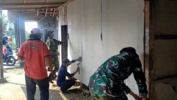 Anggota Koramil 19/Jatikalen Bersama Warga Bantu Bedah Rumah Tidak Layak Huni