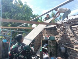 Babinsa Koramil 0810/01 Dampingi Warga dalam Pembangunan RUTILAHU, Wujudkan Kesejahteraan Masyarakat