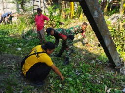 Anggota koramil 0810-14/Gondang bersama Masyarakat Bersihkan Saluran Air