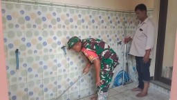 Jaga Kebersihan Tempat Ibadah, Babinsa Koramil 0810/03 Loceret Bersihkan Masjid di Tanjungrejo