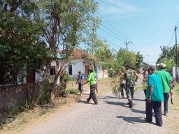 BABINSA KORAMIL 0810/ 08 BARON MELAKSANAKAN KERJA BAKTI BERSAMA WARGA