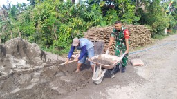 Babinsa dan Warga Binaan Bergotong Royong dalam Karya Bakti