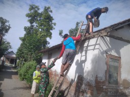 Babinsa Koramil 0810/12 Pace Bantu Renovasi Rumah Warga di Desa Sanan