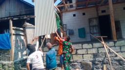 Babinsa Koramil 0810/15 Rejoso Gotong Royong Pasang Atap Asbes Rumah Warga Binaannya