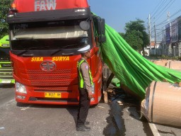 Truk Bermuatan Gulungan Besi Alami Kecelakaan Tunggal di Depan UMLA Lamongan