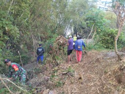 Babinsa Koramil 0810/04 Berbek Gotong Royong Bersama Warga Bangun Jalan Menuju Pemakaman Umum