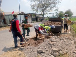 Babinsa Koramil 0810/16 Sukomoro Bantu Warga Uruk Jalan Persawahan di Desa Blitaran