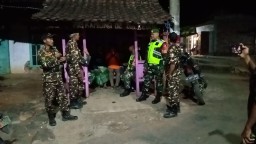 Kerjasama TNI Bersama Banser, TNI dan Banser berpatroli bersama untuk menjaga keamanan masyarakat.