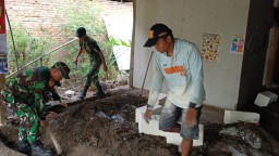 Babinsa Koramil 0810/15 Rejoso Mulai Pengerjaan Rehab Rumah milik Warga Binaannya