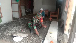 Babinsa Koramil 20 Ngluyu Bantu Bangun Rumah Tidak Layak Huni