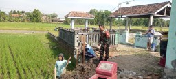 Babinsa Koramil Tipe B 0810/10 Tanjunganom Bersama Warga Gotong Royong Bangun Tembok Penahan Tanah Makam di Sambirejo