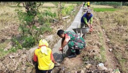 Babinsa Bendungrejo Bantu Warga Bangun Saluran Irigasi untuk Pertanian