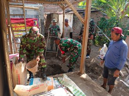 Babinsa Bantu Bangun Rumah Warga Tidak Layak Huni, Wujudkan Kemanunggalan TNI dengan Rakyat