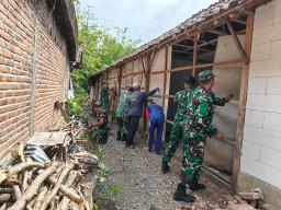 Babinsa Koramil 0810/15 Rejoso Mulai Membongkar Rumah Warga Binaannya yang Mendapatkan Bantuan Bedah Rumah