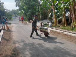 Babinsa Kelurahan Cangkringan Gelar Kerja Bakti Bersama Warga