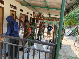 Babinsa Koramil 0810-15 Rejoso Bantu Warga Binaan Bangun Rumah Program Rutilahu