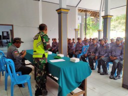 Babinsa Ngetos Berikan Pelatihan Linmas Desa Klodan Nganjuk