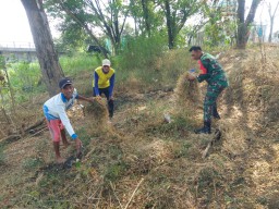 Pererat Sinergi dengan Warga, Babinsa Koramil 0810/02 Bagor Gelar Karya Bakti di Kelurahan Kedondong
