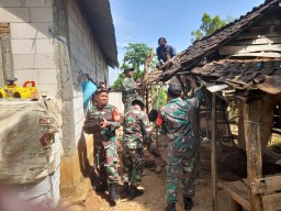Gerak Cepat Anggota Koramil Ngetos Bantu Perbaiki Rumah Warga Terdampak Angin Kencang